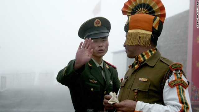 中国とインドの国境を結ぶ峠で対峙する両国の兵士